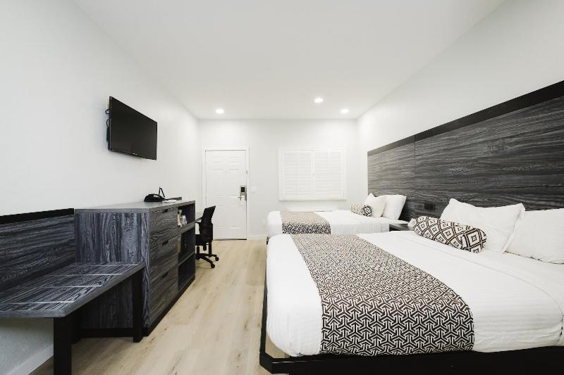 Sapphire Inn And Suites image