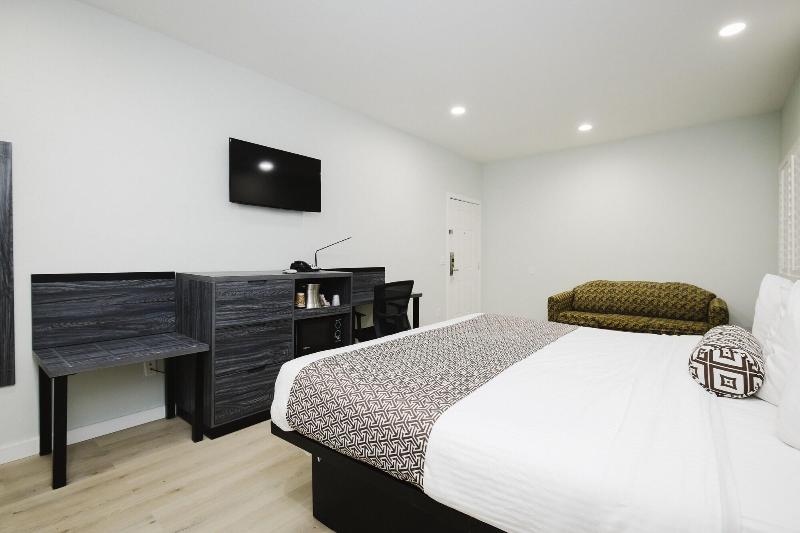 Sapphire Inn And Suites image