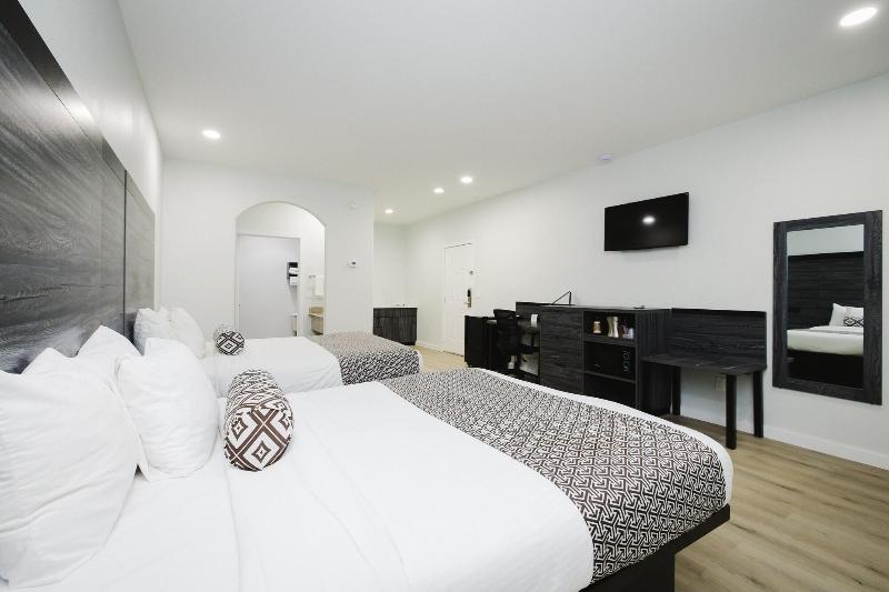Sapphire Inn And Suites image