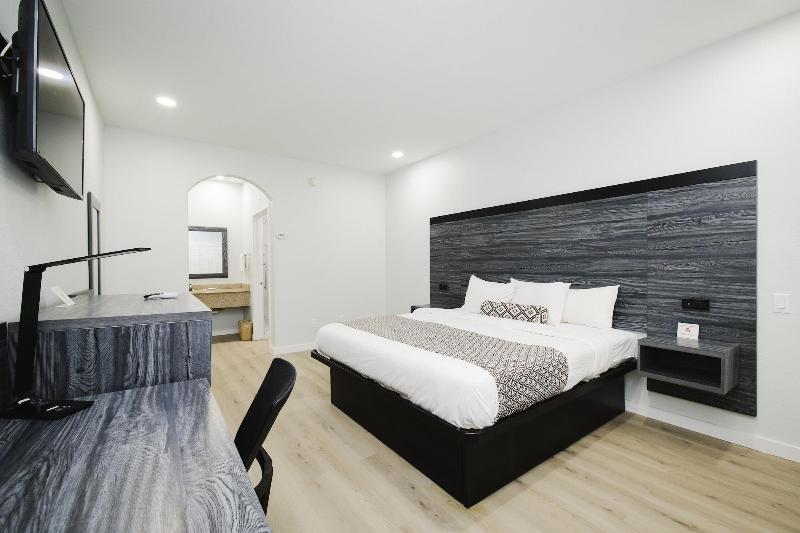 Sapphire Inn And Suites image
