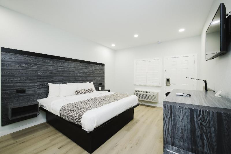 Sapphire Inn And Suites image