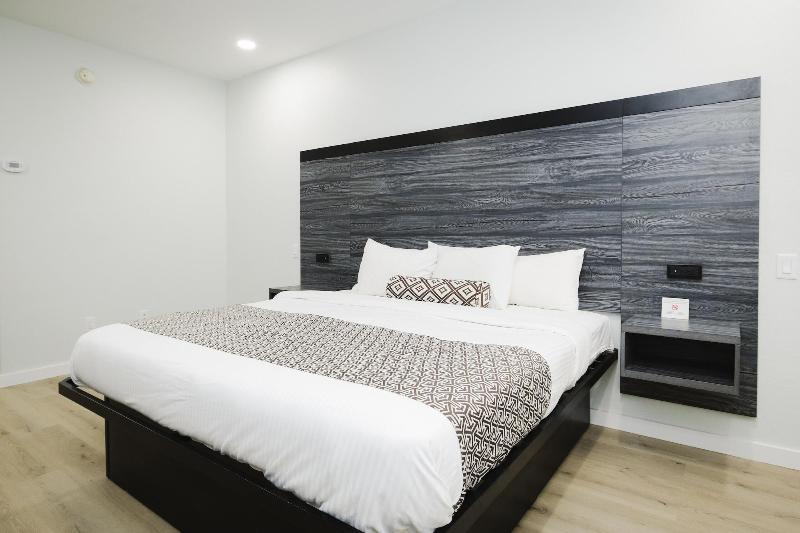 Sapphire Inn And Suites image