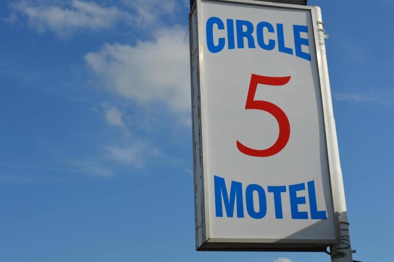 Circle 5 Motel — general view