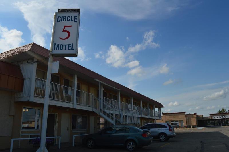 Circle 5 Motel — exterior view