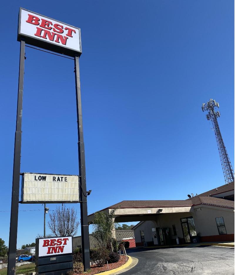 Best Inn — exterior view