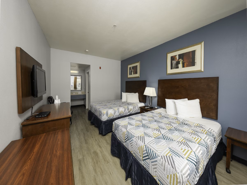 Room TWO QUEEN BEDS