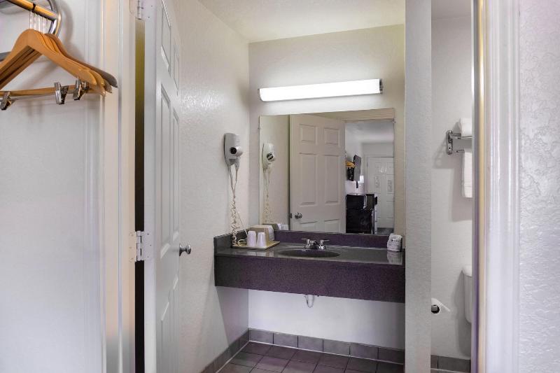 OYO Inn & Suites image