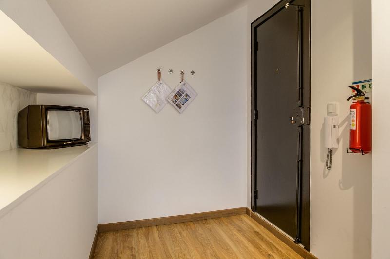 Home Out Rooms & Apartments image