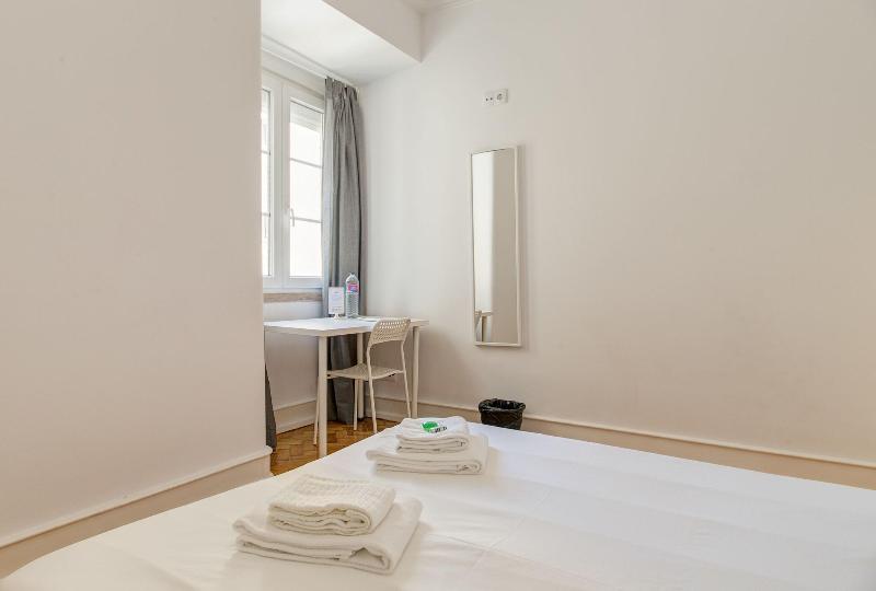 Home Out Rooms & Apartments image