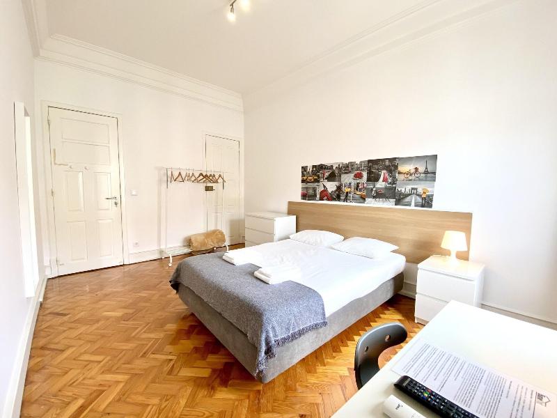 Home Out Rooms & Apartments image