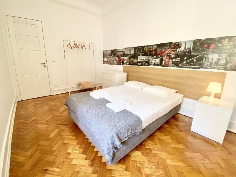 Home Out Rooms & Apartments image
