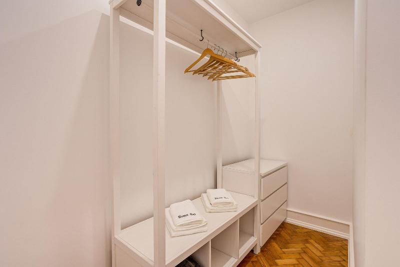 Home Out Rooms & Apartments image
