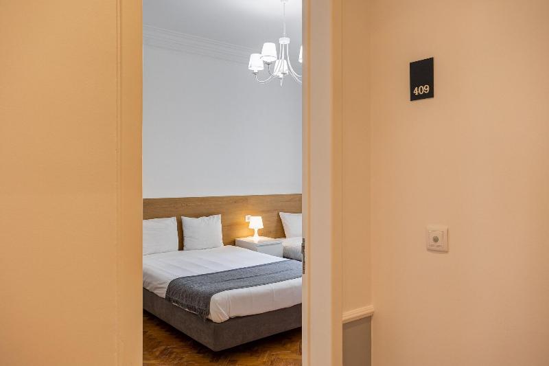 Home Out Rooms & Apartments image