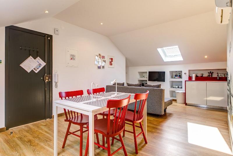 Home Out Rooms & Apartments image