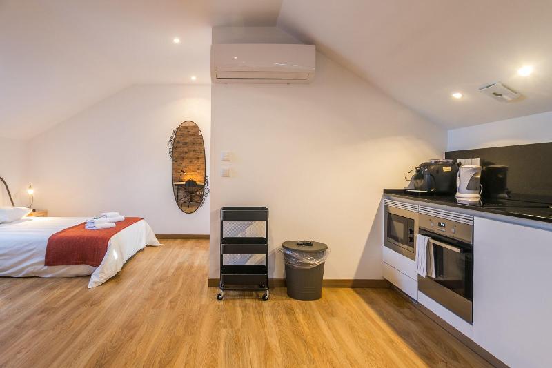 Home Out Rooms & Apartments image