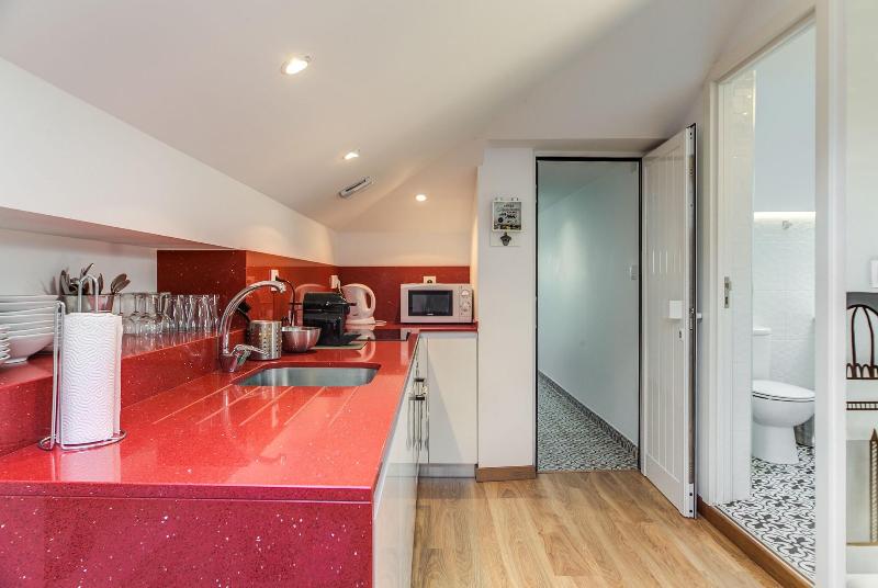 Home Out Rooms & Apartments image