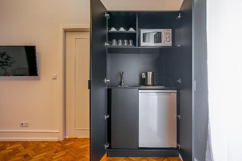 Home Out Rooms & Apartments image