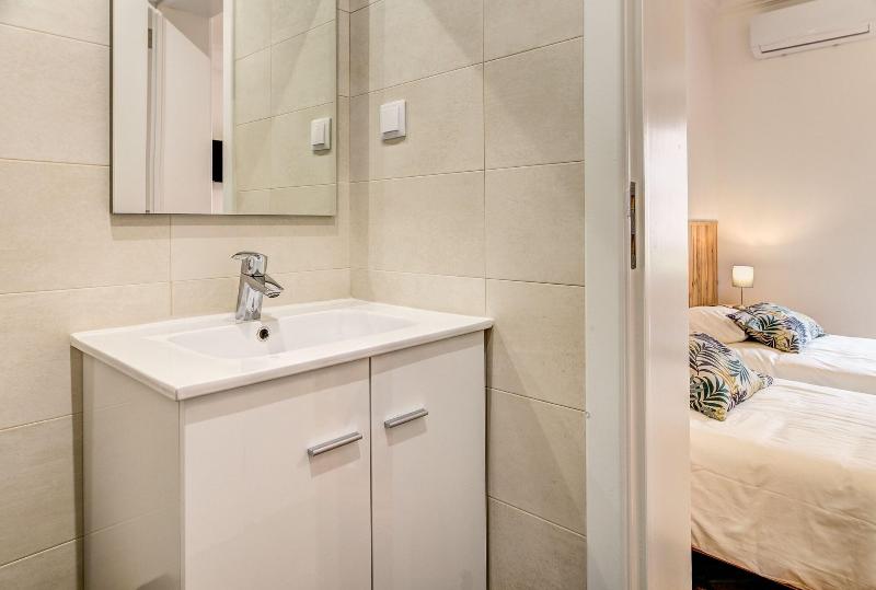 Home Out Rooms & Apartments image