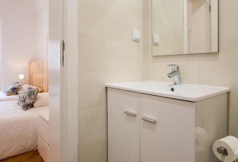 Home Out Rooms & Apartments image