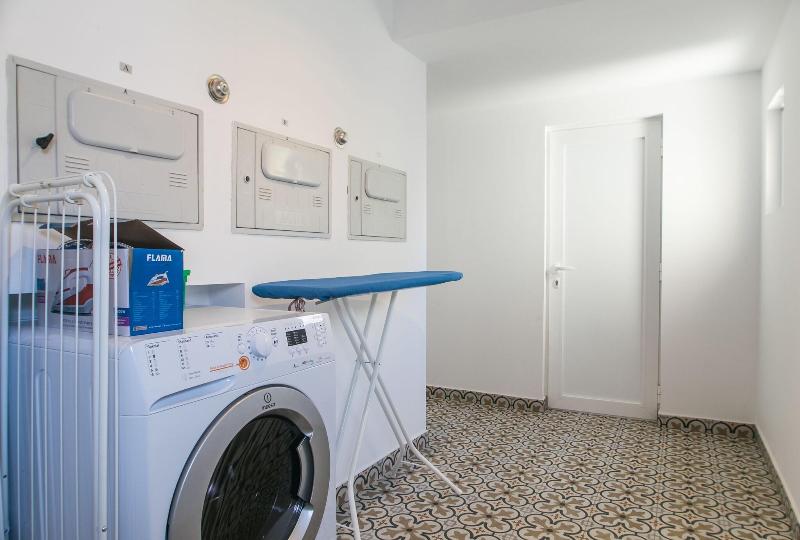 Home Out Rooms & Apartments image