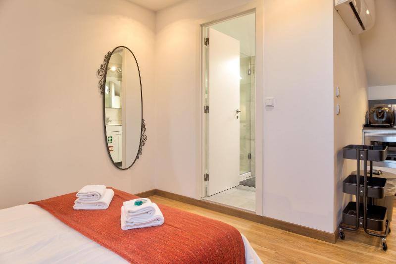 Home Out Rooms & Apartments image