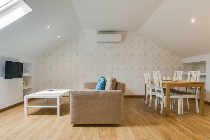 Home Out Rooms & Apartments image