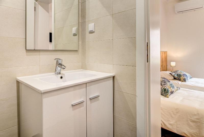 Home Out Rooms & Apartments image