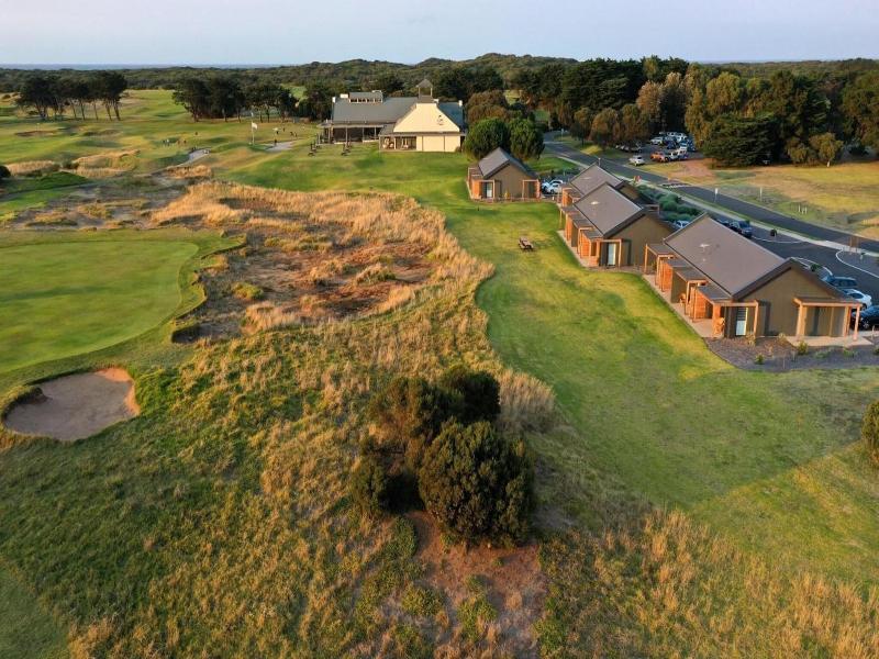 13Th Beach Golf Lodges image