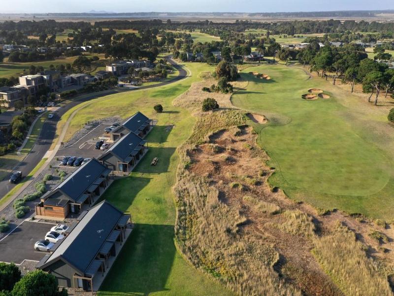 13Th Beach Golf Lodges image