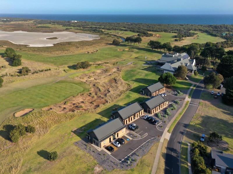 13Th Beach Golf Lodges image