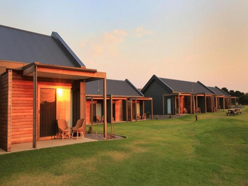 13Th Beach Golf Lodges image
