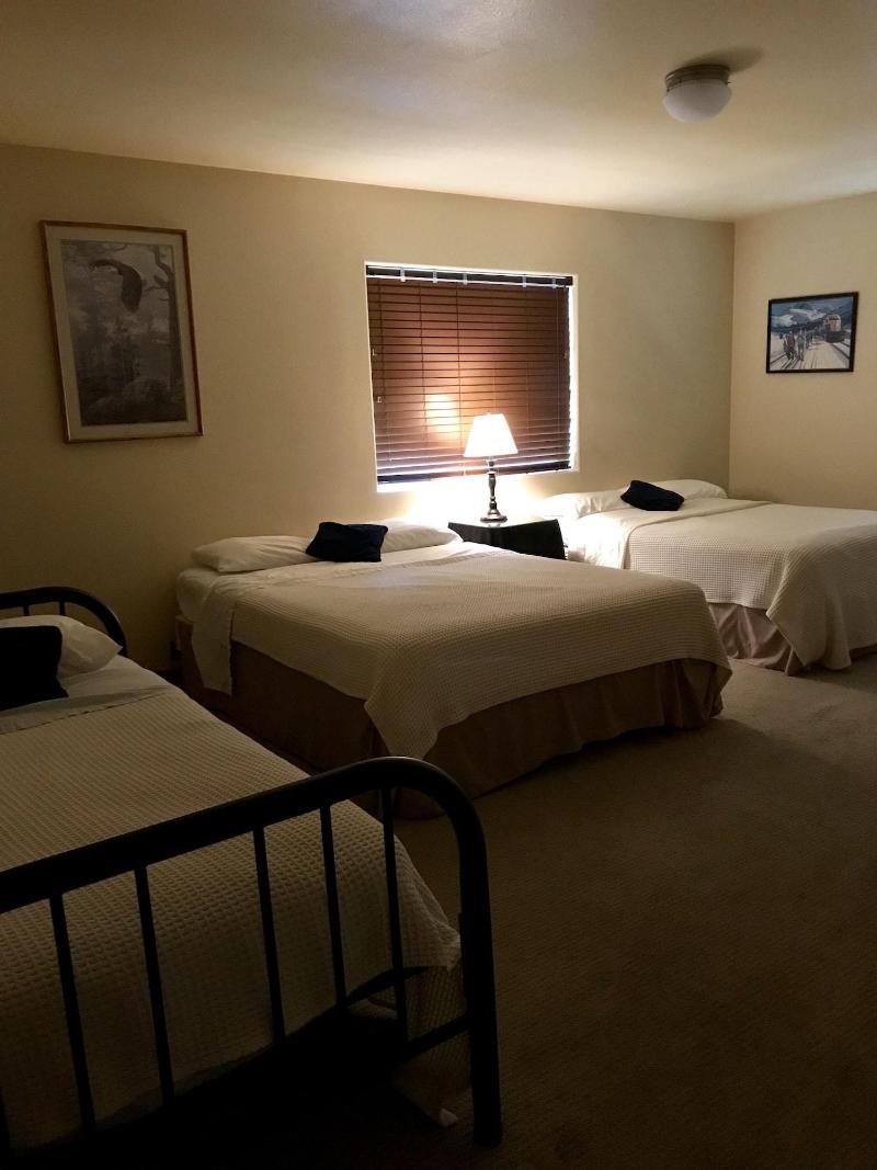 Twin Peaks Lodge And Rv Park image