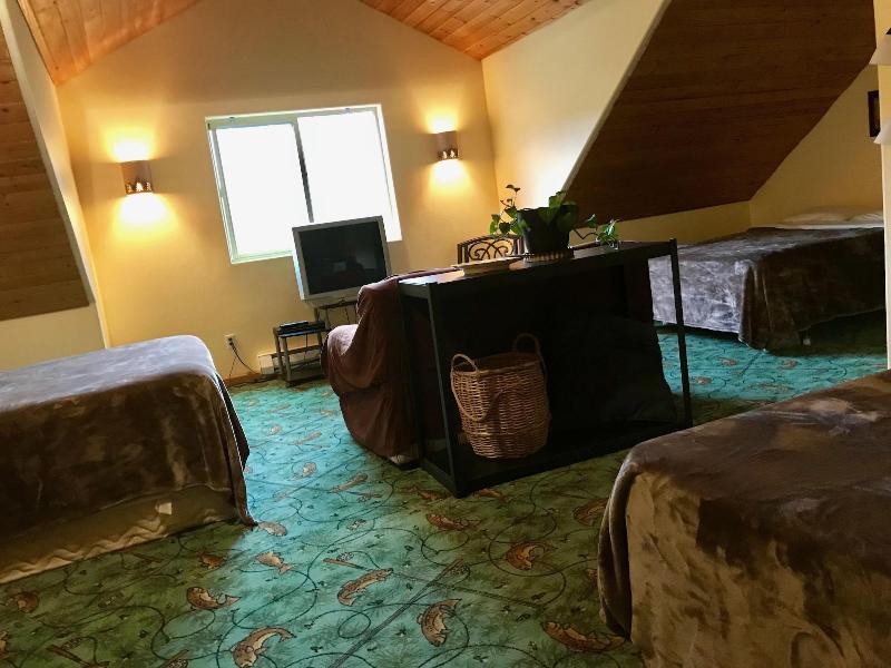 Twin Peaks Lodge And Rv Park image