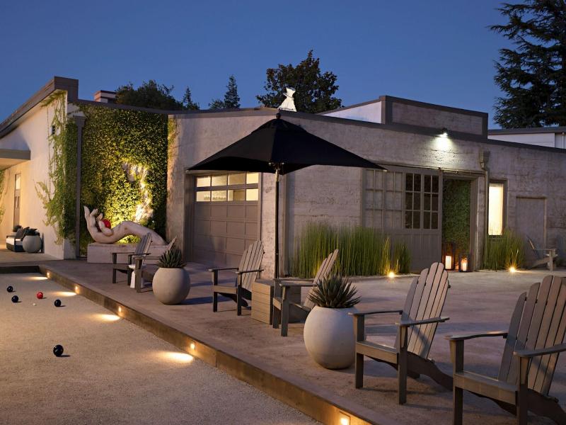 R Inn Napa image