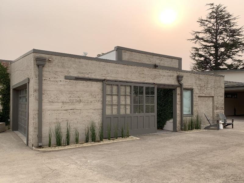 R Inn Napa image