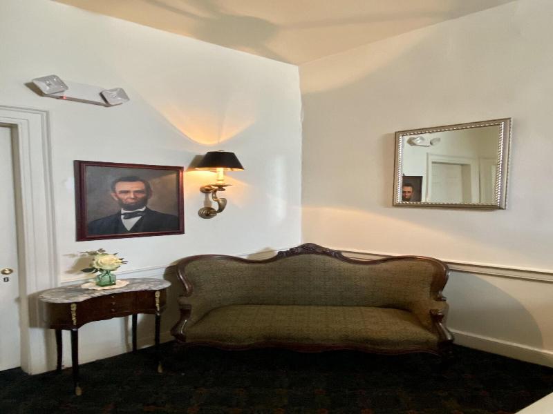 Inn At Lincoln Square image