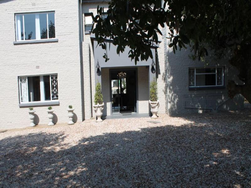 Villa Petit image