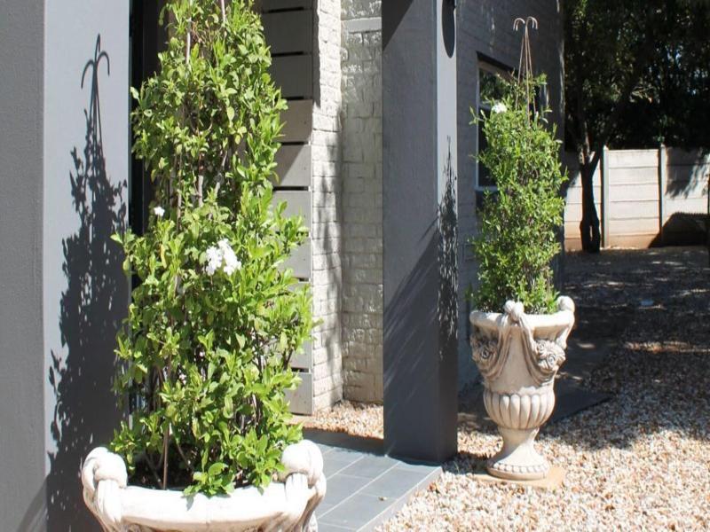 Villa Petit image