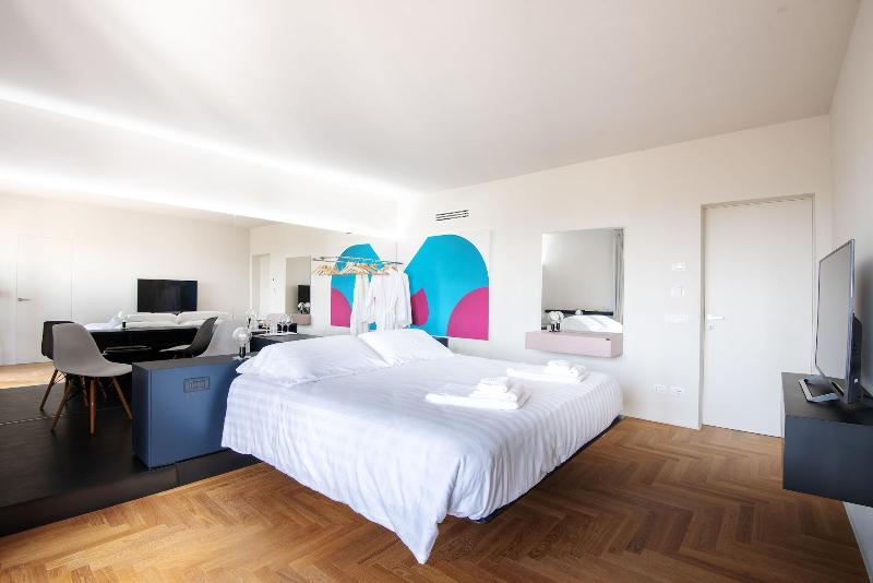 Villa Curiel image