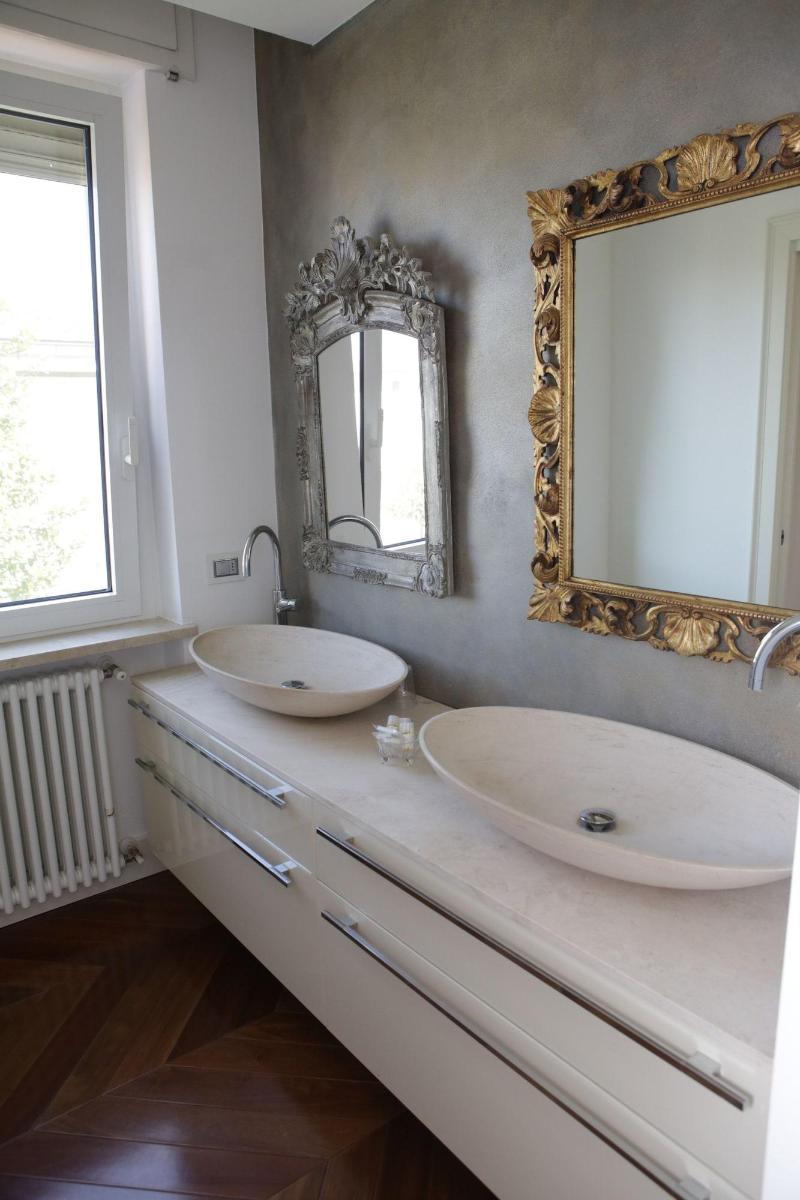 Champagne Rooms image
