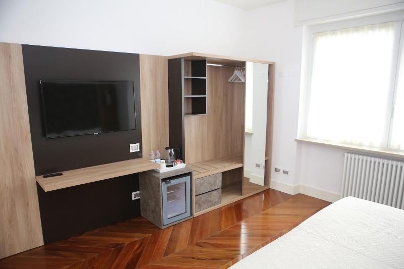 Champagne Rooms image