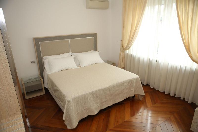 Champagne Rooms image