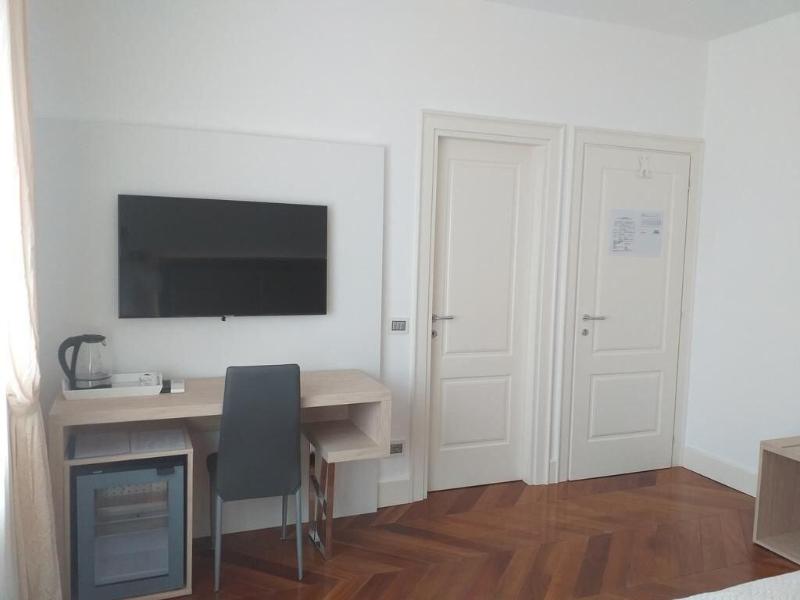 Champagne Rooms image