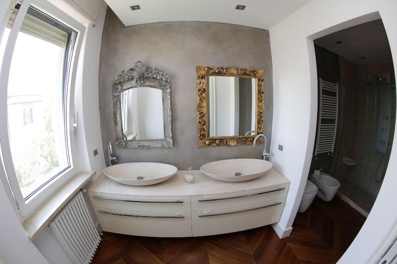 Champagne Rooms image