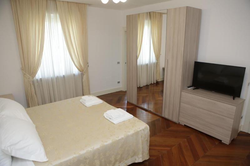 Champagne Rooms image