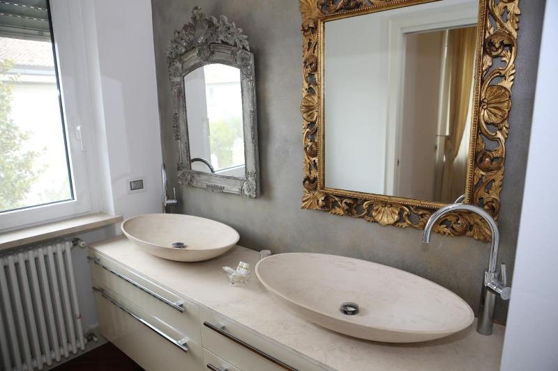 Champagne Rooms image