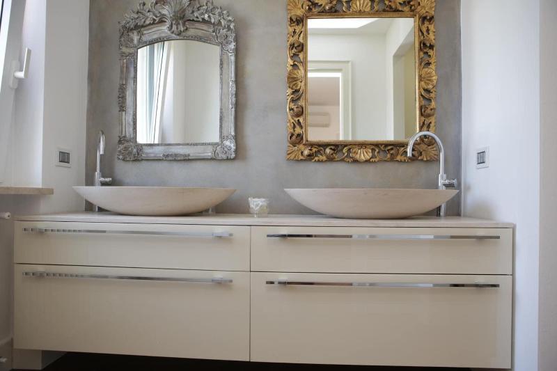 Champagne Rooms image