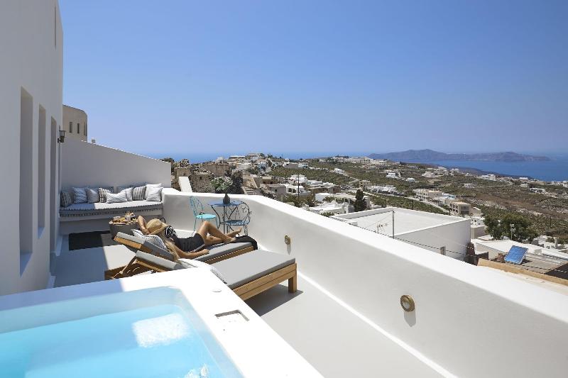 White and Co. La Torre Suites image