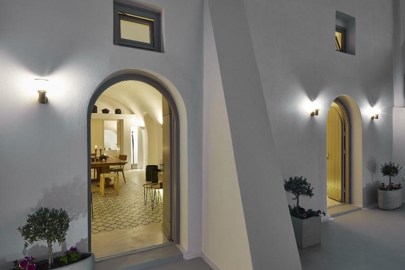 White and Co. La Torre Suites image