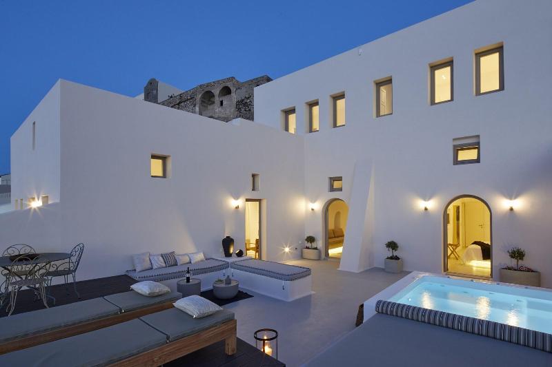 White and Co. La Torre Suites image